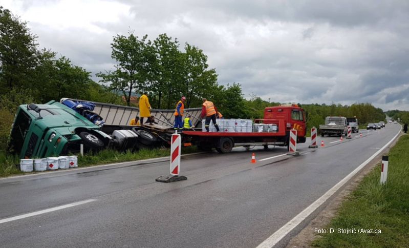 Na magistralnom putu Prijedor – Banjaluka šleper završio u jarku