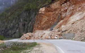 Stanje na putevima: Kolovozi pretežno suvi, mogući odroni