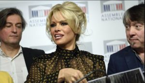 Pamela Anderson revoltirano napustila gala-večeru: Novac potrebniji djeci nego Notr Damu
