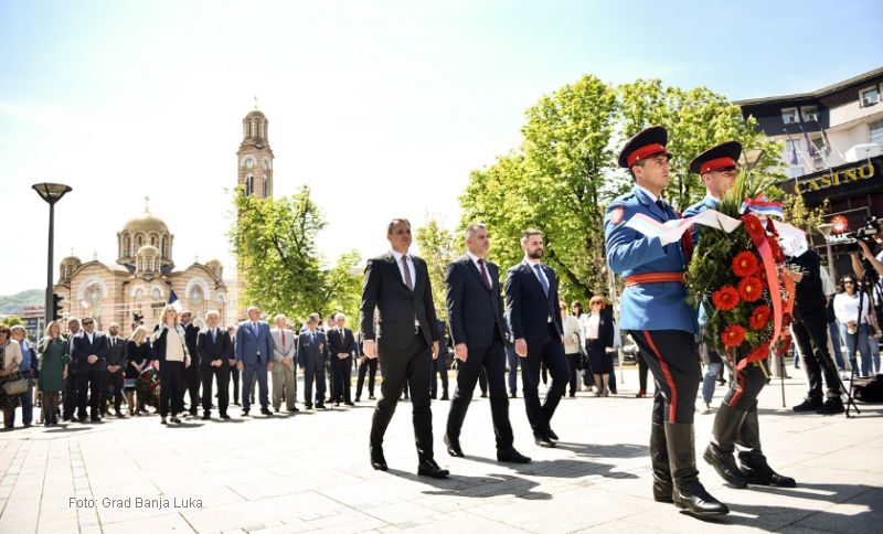 Povodom Dana grada položeni vijenci na Trgu palih boraca