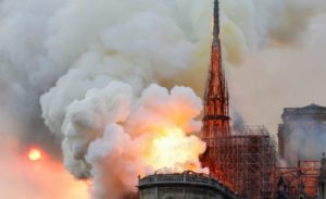 Pariz – Gori katedrala Notre-Dame, srušio se glavni toranj