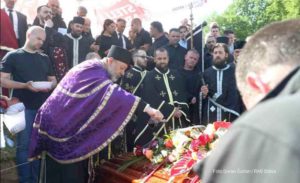 Nepregledna kolona ljudi na sahrani Slaviše Krunića, opelo držalo deset sveštenika