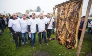 Svi su se htjeli fotografisati pored slanine od nevjerovatnih 195 kilograma