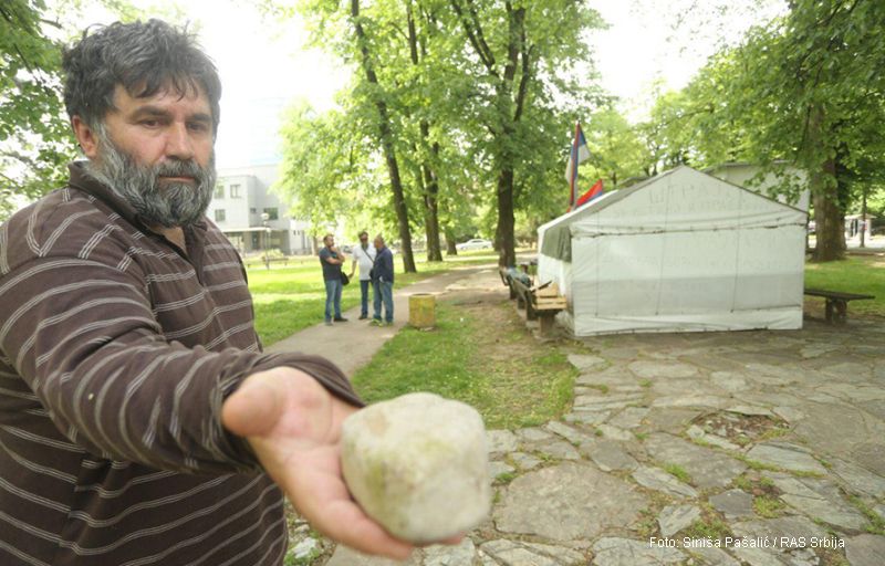 Huligani kamenjem gađali štrajkače u parku