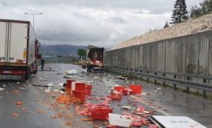 VIDEO – Sudar dva kamiona na autoputu Sarajevo – Zenica