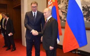 FOTO – Putin poklonio Vučiću pušku