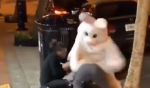 VIDEO – Osveta velikog uskršnjeg zeca: Prebio muškarca koji se tukao sa ženom na ulici