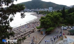 U Budvi ipak možete šetati bez majice, u kupaćem kostimu, ali i jesti na plaži…