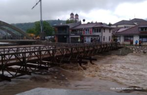 VIDEO – Vrbanja prijeti da odnese privremeni pješački most u Čelincu