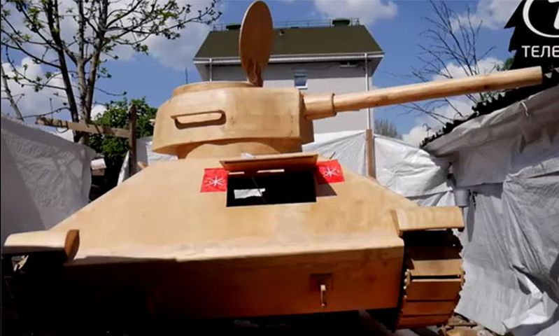 VIDEO – Mladi stolar izradio drveni tenk T-34 u prirodnoj veličini