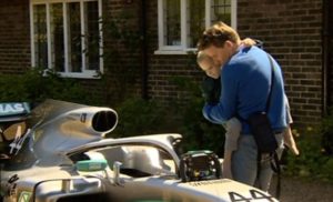 Hamilton na kućnu adresu poslao bolid Formule 1 dječaku koji boluje od raka