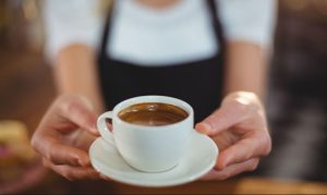Ispijanje kafe nudi različite prednosti: Hladna ili topla – šta je zdravije
