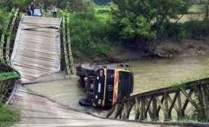 Srušio se most, kamion završio u Spreči