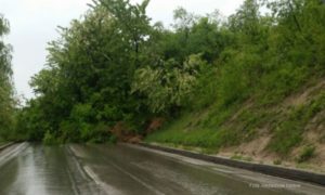 Zbog klizišta obustavljen saobraćaj na putu Banjaluka-Prijedor