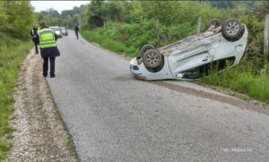 Udario u drugi automobil i prevrnuo ga, pa pobjegao