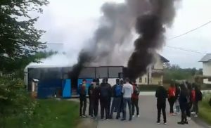 VIDEO – Zapalio se autobus koji je prevozio đake u Tesliću