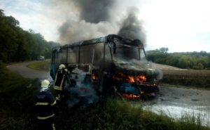 VIDEO – Zapalio se minibus, vozač spriječio tragediju