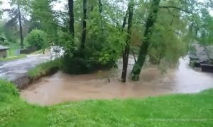VIDEO – Rijeka kod Prijedora poplavila kuće i put, mještani spasavaju stoku