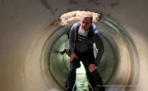 VIDEO – Kroz odvodnu cijev do bolnice i škole: Stanivuković sa mještanima koji su spremni na blokadu autoputa