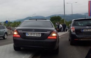 BMW udario u rasvjetu kod tržnog centra Delta u Banjaluci