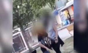 VIDEO – Šokantan prizor u Banjaluci: Djevojčica tuče dječaka na ulici, niko je ne zaustavlja