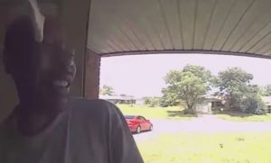 VIDEO – Pozvonio na vrata pa ga nešto ugrizlo za glavu, kamera snimila prizor iz horora