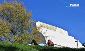 VIDEO – Vandali zapalili spomenik na Banj brdu, uhapšen osumnjičeni