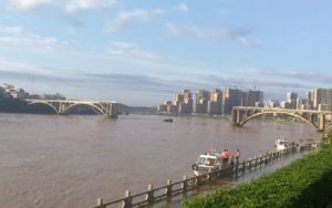 VIDEO – U Kini se srušio dio mosta, vozila u vodi