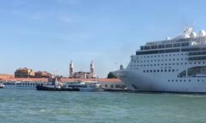 VIDEO – Luksuzni kruzer udario u manji brod i pristanište u Venciji