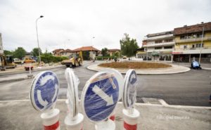 Postavljen prvi sloj asfalta na kružnom toku u naselju Lauš