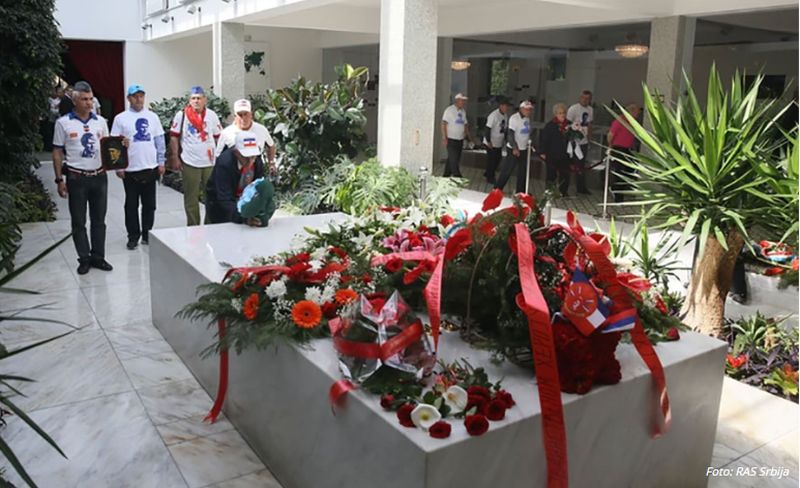 Jedna od najvećih YU misterija: Zašto na Titovom grobu nema petokrake?