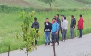 Velika Kladuša: Migranti naoružani šipkama hodaju ulicom