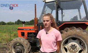 VIDEO – Odrastanje i rad na njivi: Mlada djevojka radi fizičke poslove, a more nikada nije vidjela