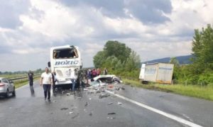 Detalji nesreće kod Okučana: Autobus stao zbog druge saobraćajne nesreće, pa se kamion zabio u njega