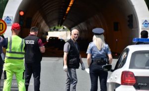 FOTO – Automobil u kojem su poginule tri osobe udario je u zid na ulasku u tunel