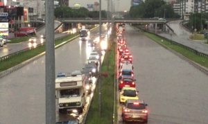 Nevrijeme prouzrokovalo poplave u Srbiji: Saobraćaj u kolapsu, proradili “gejziri”