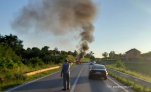 Na putu Prijedor – Banjaluka gori automobil, saobraćaj je obustavljen