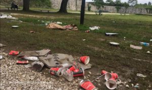 Kastel zatrpan otpadom: Ni dva dana nakon koncerta Zdravka Čolića niko nije očistio smeće