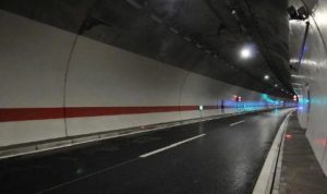 U tunelu prevrnuo se automobil, tri osobe poginule, među njima i dijete