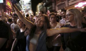 VIDEO – Opozicija u Turskoj slavila pobjedu uz kolo i uz srpske narodnjake
