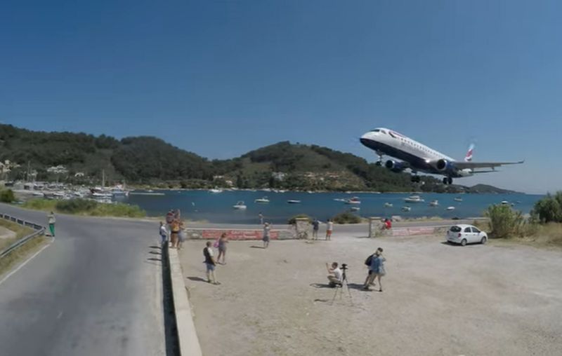 VIDEO – Pogledajte kako avion prelijeće tik iznad glava turista u Grčkoj