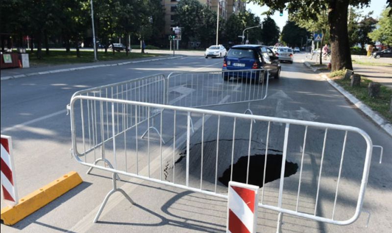 FOTO – Oštećenje kanalizacione cijevi napravilo rupu na cesti