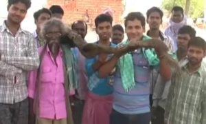 VIDEO – Indijac 40 godina nije oprao i šišao kosu