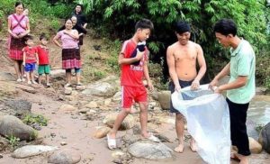 FOTO – U školu se ići mora: Svakog dana sina prenosi u plastičnoj kesi preko rijeke do škole