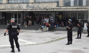 Opsadno stanje na Željezničkoj stanici u Sarajevu: Veliki broj specijalaca opkolio migrante
