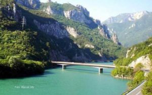 Saobraćajna nezgoda na putu Jablanica – Mostar, automobil završio u jezeru