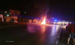 Motociklom se zabio u automobil pa zapalio, na licu mjesta poginuo