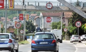 Tri znaka za ograničenje brzine u 100 metara razdaljine na Zapadnom tranzitu u Banjaluci