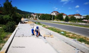 Počelo popločavanje pješačke staze uz Istočni tranzit