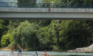 FOTO – Hrabro, ali opasno: Tinejdžer prvi skočio sa Zelenog mosta